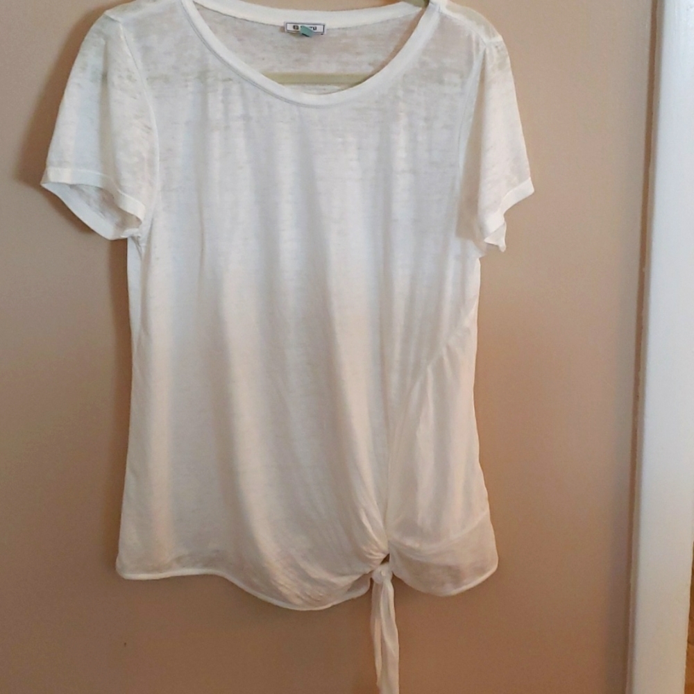Woman's white tee shirt